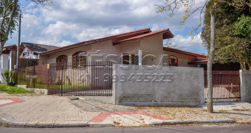 Casa bem arejada e iluminada com garagem coberta, jardim, churrasqueira