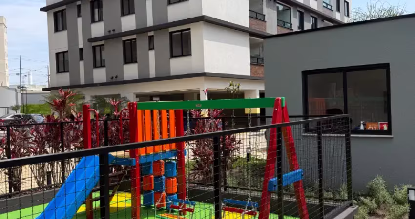 Lindo apartamento com 2 quartos, sacada, garagem em frente à universidade positivo