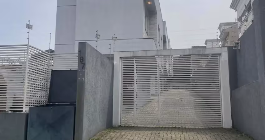 Sobrado 3 quartos em condomínio seguro e bem localizado no bairo alto