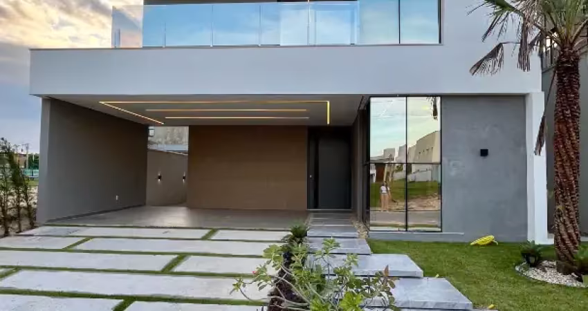 Casa duplex com 5 quartos, ambientes integrados, piscina e projeto de iluminação competo