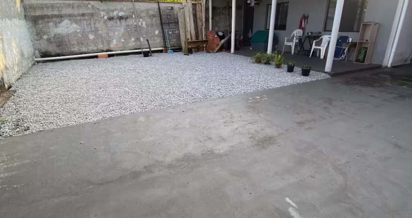 Imóvel com quintal amplo