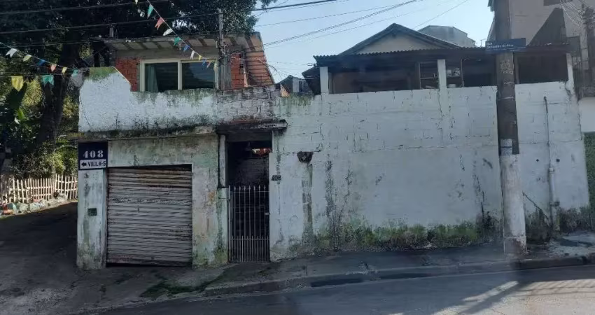 Terreno com casas próximo a estacão da trem da vila clarice.