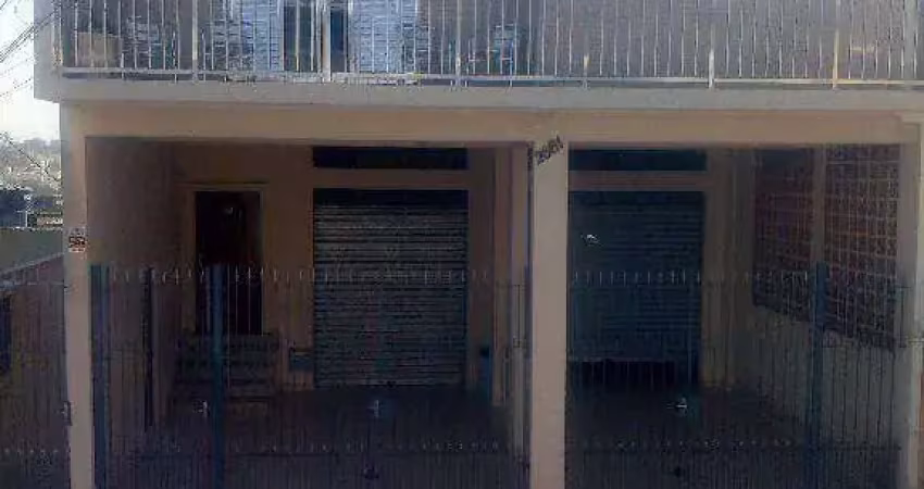 Imóvel em rua comercial(estrada de taipas), pode ser usado como residencial ou comercial. no nível superior tem um sobrado com 3 dormitórios(uma suíte