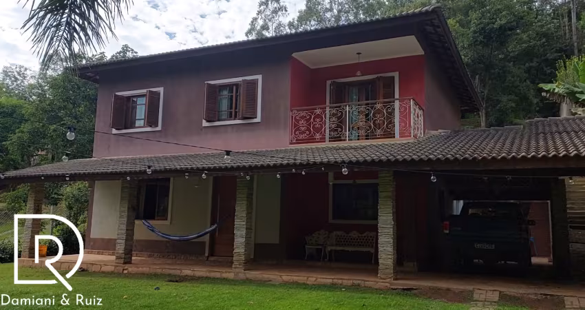 Linda residência assobradada   220 m² - 1040m2 terreno 3 dorm. 1 suíte - cond. fechado - mairiporã - sp