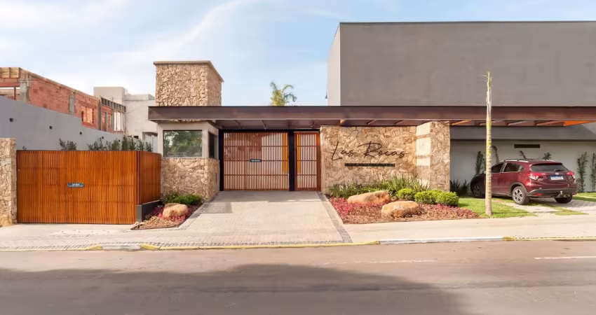 Casa de alto padrão em condomínio com 3 dormitórios e 2 vagas de garagem