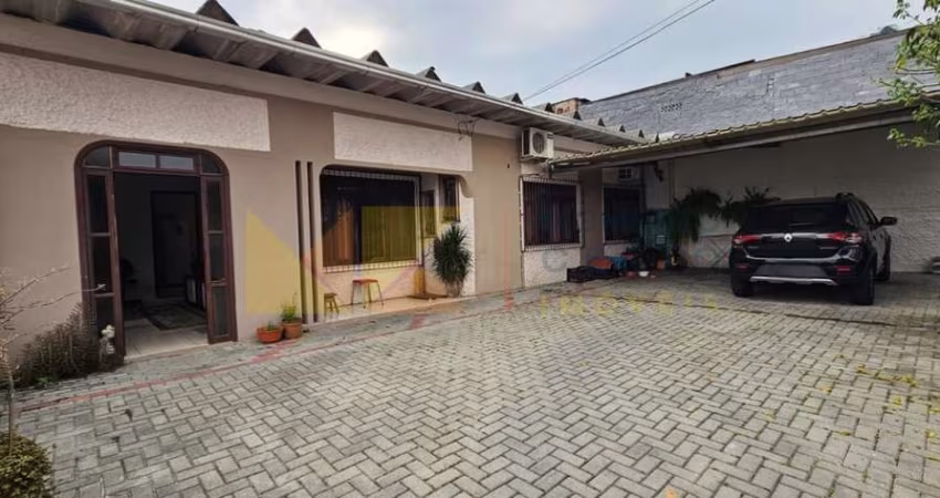 Casa com 4 quartos à venda na Rua Bubi Rocha Coutinho Júnior, 241, Água Verde, Blumenau