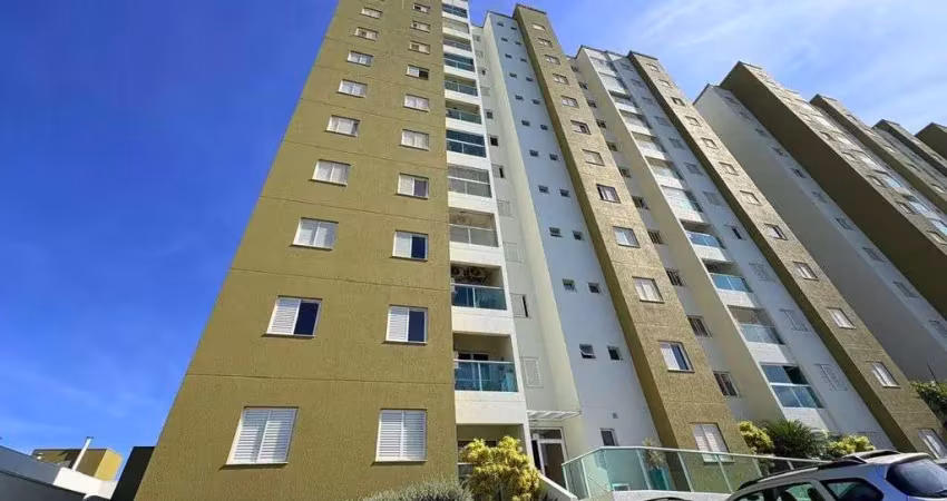 Apartamento mobiliado em condomínio com área de lazer completa.