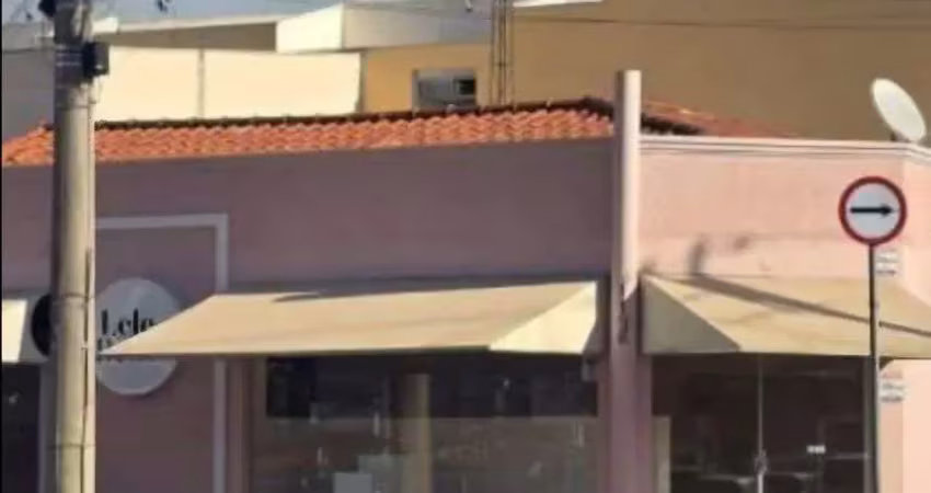 Salão comercial em avenida movimentada que corta a cidade.