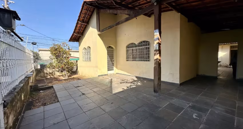 Casa com 3 quartos para alugar na Rua Leopoldino dos Passos, 122, São José, Belo Horizonte