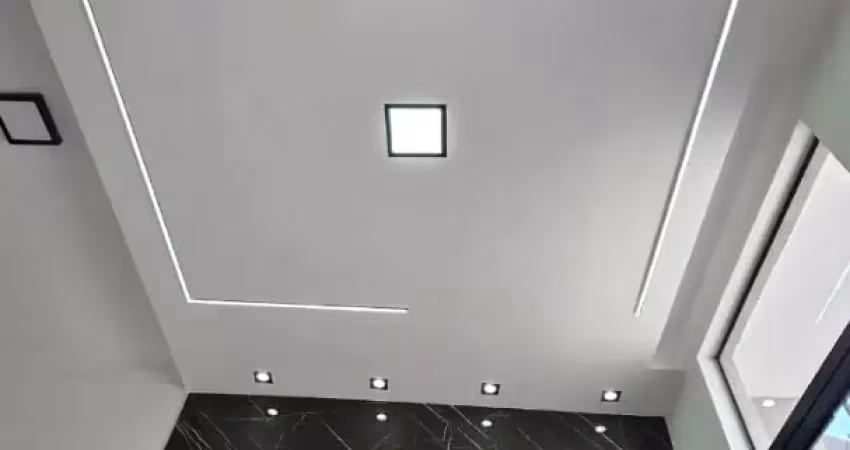 Belíssima casa com acabamento de primeira. estuda carro ou terreno no negócio.