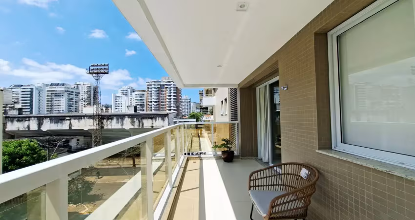 Apartamento decorado de 3 quartos, suíte com closet, roupeiro, lavabo, despensa e dependência completa.