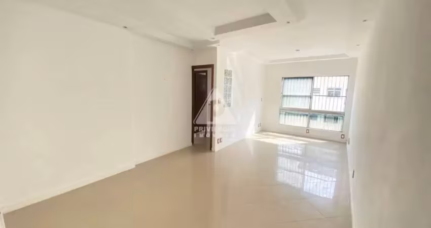 Excelente apartamento reformado com 2 quartos (1 suíte) no pechincha