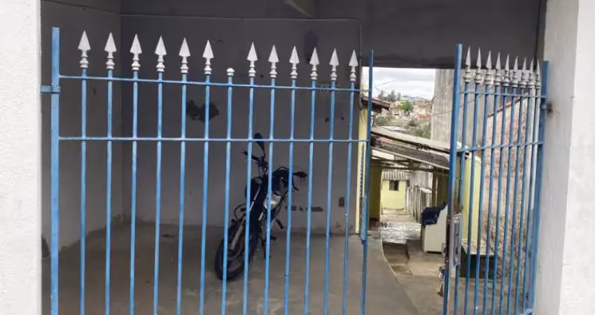 Leia o anuncio com atenção, a casa tem o quintal separado, somente a garagem e o corredor é compartilhado