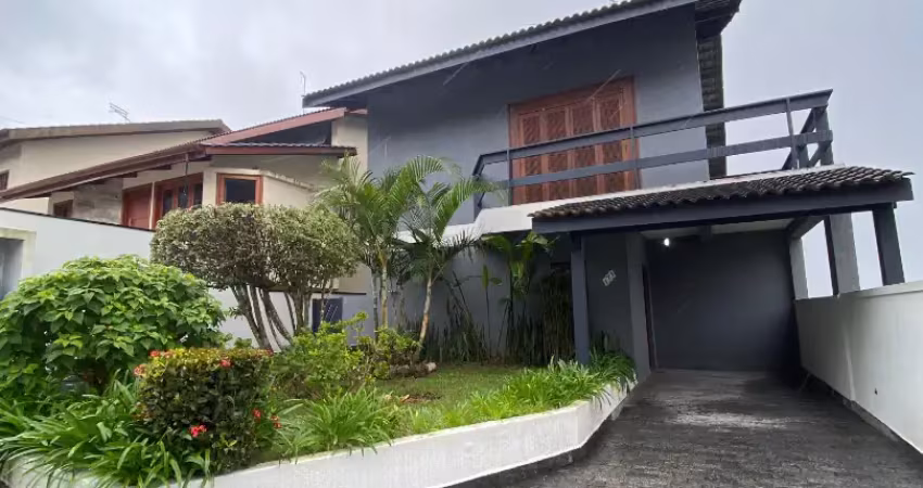 Casa no condominio arujazinho iv com 3 quartos e 2 salas com lareira