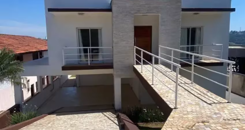 Casa ampla à venda no condomínio hills iii – arujá, com 3 suítes, piscina e área gourmet