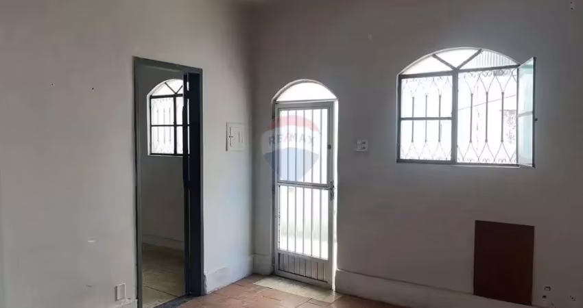 Alugo casa em cordovil , com 2 quartos, sala, cozinha, 1 banheiro e área de serviço.