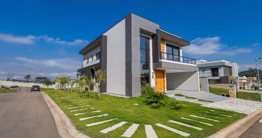 Casa em Condomínio, terreno amplo e arquitetura moderna.