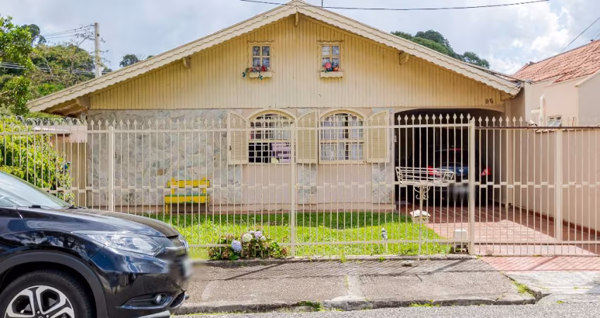 Oportunidade Única no Bacacheri! Casa Principal + 2 para Aluguel = Renda Extra! Agende Sua Visita Agora!