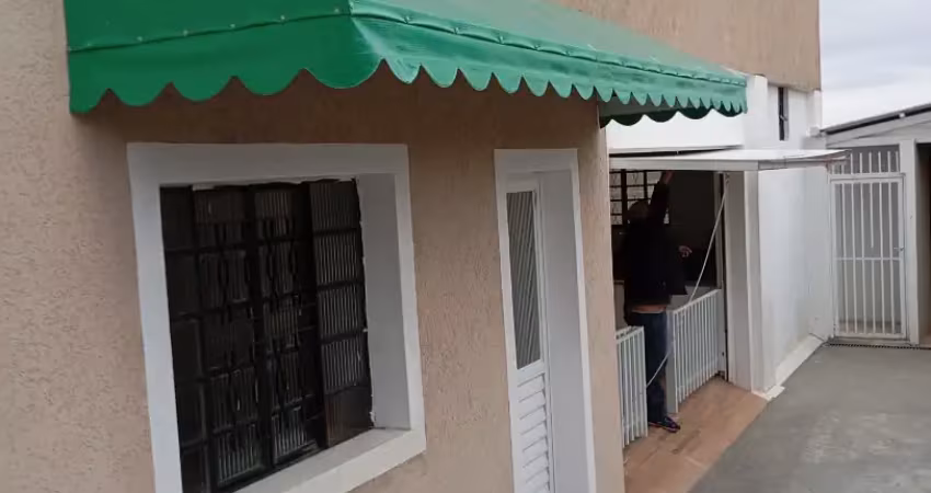 Lindo apartamento em condomínio com apenas três imóveis no mesmo prédio com possibilidade de transformar em três ótimas kitinetes e ter uma boa renda mensal.