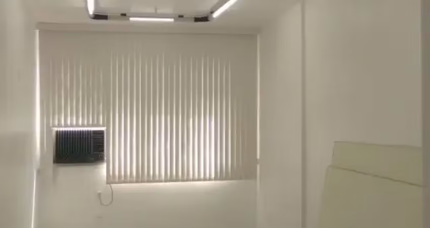 Sala com banheiro, andar alto. vista livre. sol da manhã.  totalmente reformado.