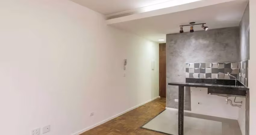 Apartamento compacto, totalmente reformado com alto padrão de acabamento, em localização estratégic