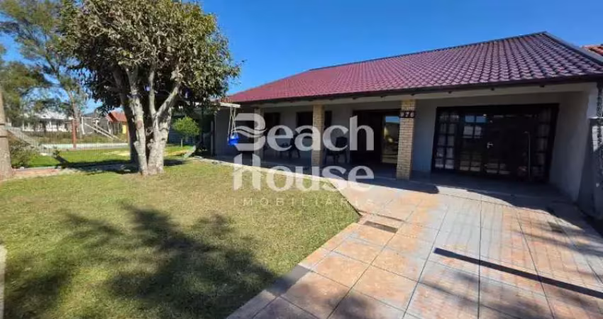 Casa com 3 dormitorios sendo 1 suíte,  a 4 quadras do mar na nova tramandaí