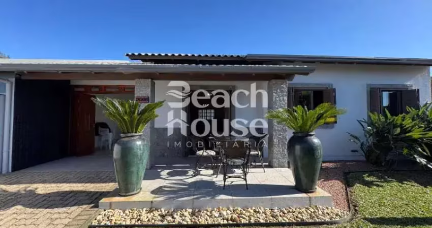Casa lindissima com 3 dormitorios sendo uma suíte na nova tramandaí!