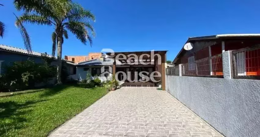Casa com dois dormitorios localizada no bairro indianópolis, tramandaí