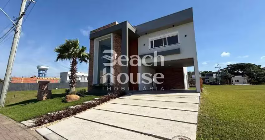 Maravilhosa casa de alto padrão em excelente condomínio em tramandaí !!!