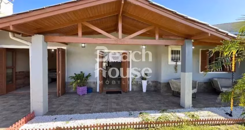 Casa com 3 dormitórios um deles suíte,com piscina em ótima localização,250 metros do mar!