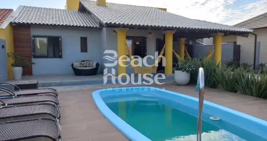 Casa com piscina ,3 dormitórios a 100 metros do mar de nova tramandaí