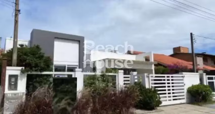 Casa dos sonhos em nova tramandaí! mobiliada, com piscina, jardim e ar condicionado !!!