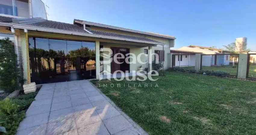 Linda casa com 3 dormitórios pronta para morar, com ótima localização !!!