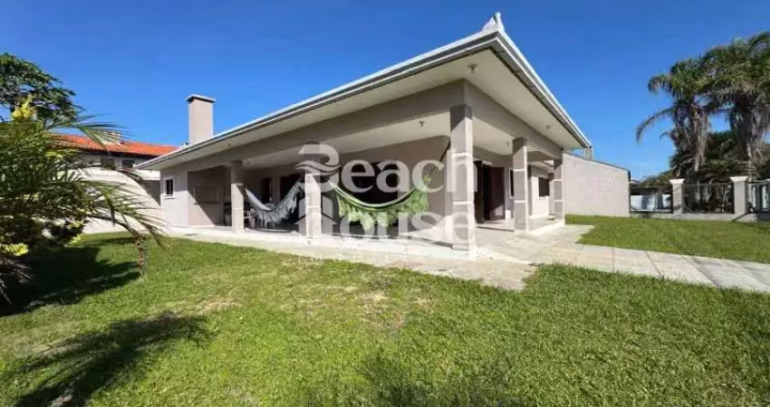 Espaço e sofisticação em nova tramandaí – casa semi mobiliada com 4 quartos, 1 suíte, garagem para 3 carros e ar condicionado !!!
