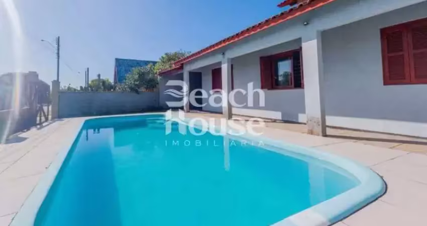 Seu lugar perfeito em nova tramandaí: casa aconchegante com piscina, jardim e amplo pátio fechado !!!