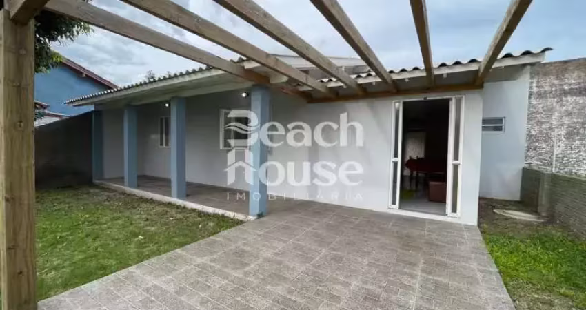 Linda casa em nova tramandaí ,3 dormitórios perto do comércio local .