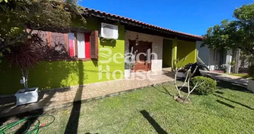 Residência impecável em bairro privilegiado nova tramandaí – mobiliada, com 3 quartos (1 suíte) e jardim verdejante !!!