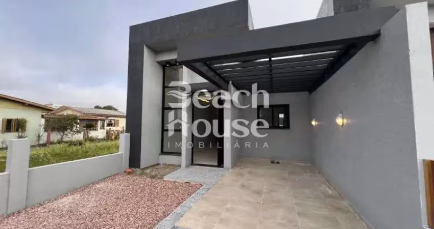 Linda casa de meio lote – casa com 3 quartos sendo 1 suíte, a 700m do mar!
