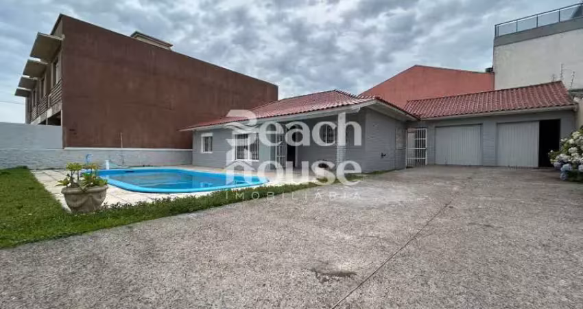 Linda casa muito bem localizada, no centro de tramandaí há 50 metros do mar !!!!
