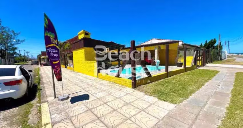 Ótima localização  no centrinho de oásis !casa com piscina  com 3 dormitórios ,a 100 metros do mar.