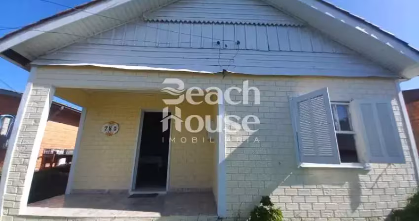 Encantadora casa com enorme pátio, bem localizado no centro de tramandaí !!!
