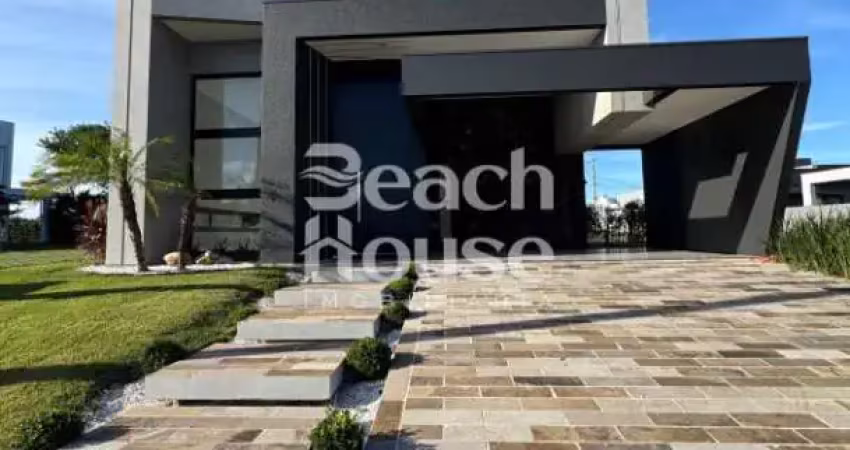 Exclusividade e tecnologia no condomínio marítimo – casa inteligente com 3 suítes, lareira e paisagismo de alto padrão !!!