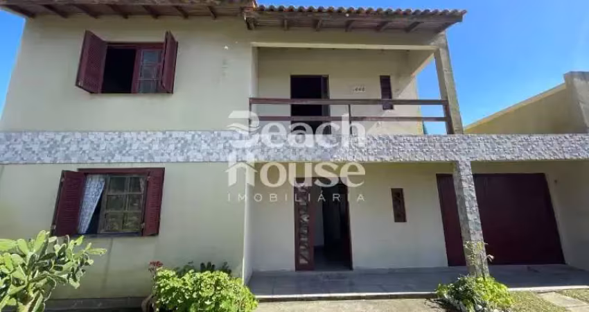 Sobrado encantador no jardim do éden: semi mobiliado, com sacada, terraço, pátio fechado e a poucos passos do mar !!!