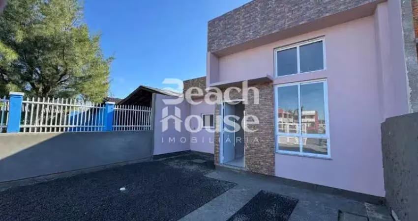 Casa lindissima com 3 dormitorios sendo uma suite a 80m metros do mar, jardim beira mar!
