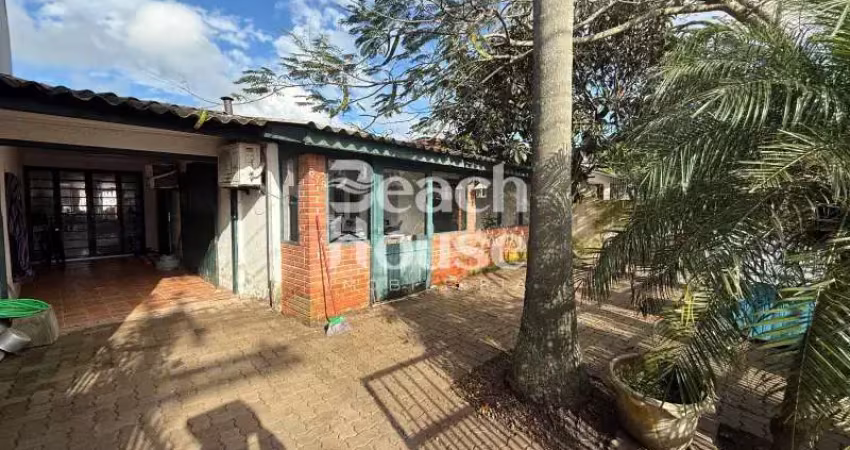 Casa localizada no centro de tramandaí, em frente a festa do peixe!