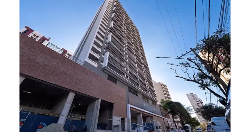 Lindo apartamento com varanda gourmet c/ churrasqueira a carvão.