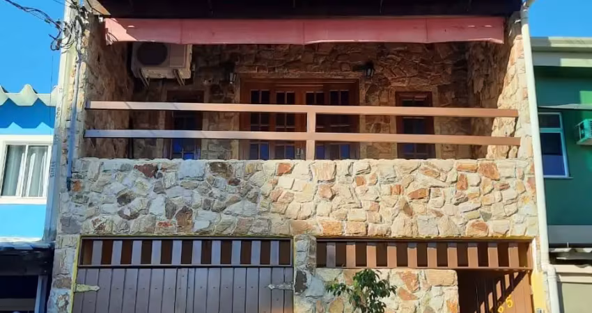 Linda casa 2 quartos com ótima localização e amplo espaço no terraço