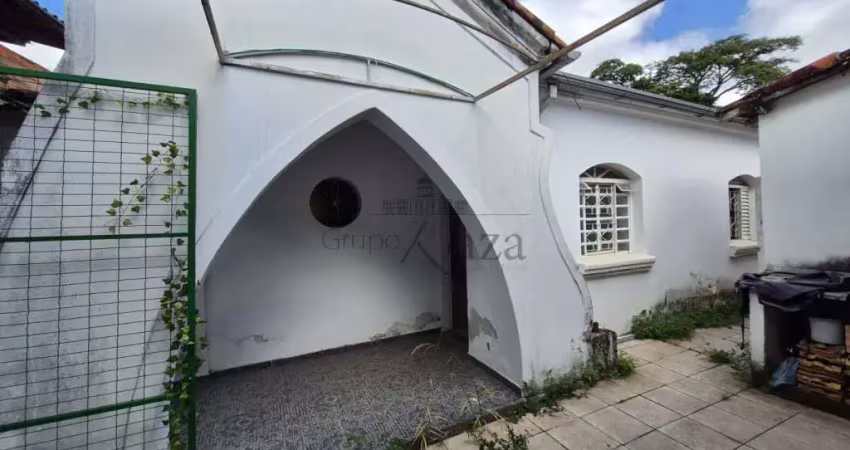 Casa com 3 quartos para alugar na Rua Dolzani Ricardo, Fundos, Centro, São José dos Campos
