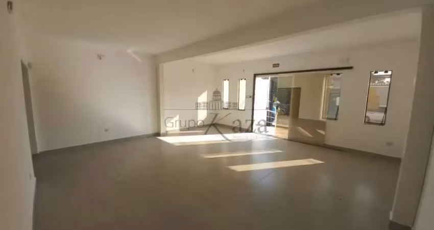 Casa comercial para alugar na Rua Três de Abril, Centro, Jacareí
