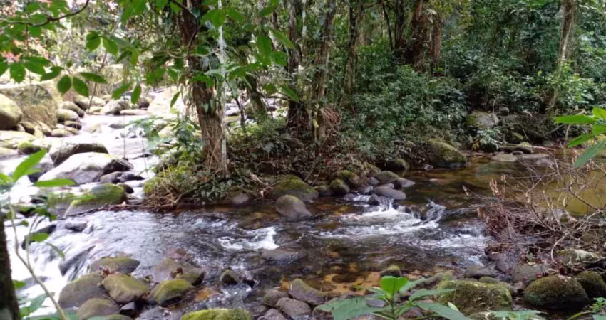 Fica próximo a estrada paraty- cunha e próximo, proxima a cachaçaria pedra branca e a fazenda bananal, da rede globo.